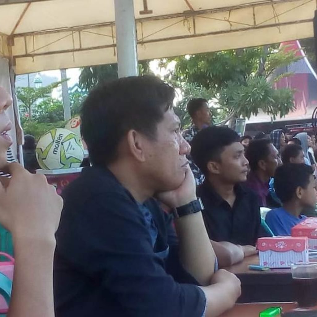 Ketua KONI Palopo (kedua dari kiri) saat asyik menonton Walikota Cup II di Lapangan Gaspa Palopo.