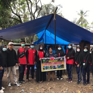 PMR SMAN 7 Lutra Salurkan Bantuan Korban Angin Puting Beliung Lamasi Timur