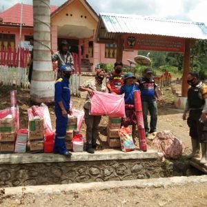 Dinsos Luwu Serahkan Bantuan Korban Angin Kencang di Kecamatan Bastem