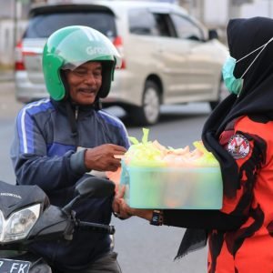 Berkah Ramadan Srikandi DPC Pemuda Pancasila kabupaten Luwu Bagi Takjil.