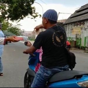 Komunitas Sijum Palopo Bagi Takjil Gratis untuk Pengendara