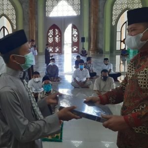 Serahkan 100 Mushaf Al-Qur’an ke Pengurus Masjid Agung, Bupati Luwu : Mari Wujudkan Kabupaten Luwu sebagai daerah religius