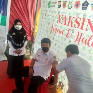 Sekertaris BKPSDM Ahkam Basmin,Pejabat Pemkab Luwu Pertama di Vaksin Covid-19