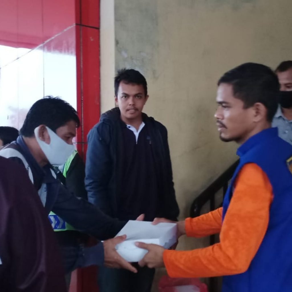 KNPI palopo Bagi-bagi Takjil, Sasar Tukang Becak, Ojek, Jukir, Tenaga kebersihan,  Security dan Petani rumput laut