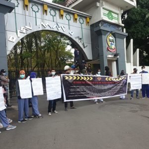 Insentif “Dikebiri”, Tenaga Kesehatan Covid-19 Seruduk Kantor Gubernur Sulsel