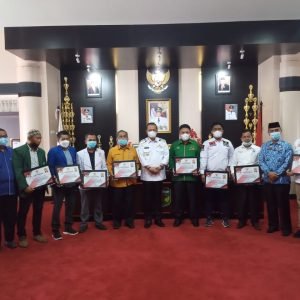 Silaturrahmi Dengan Pimpinan DPC Partai politik, Bupati Luwu Serahkan Piagam Penghargaan