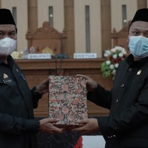 Penjabat Sekda Luwu Serahkan Ranperda Pertanggung Jawaban Pelaksanaan APBD TA 2020 Ke DPRD