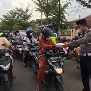 Satlantas Polres Palopo Bagi-bagi Takjil Gratis Kepada Masyarakat dan Pengguna Jalan