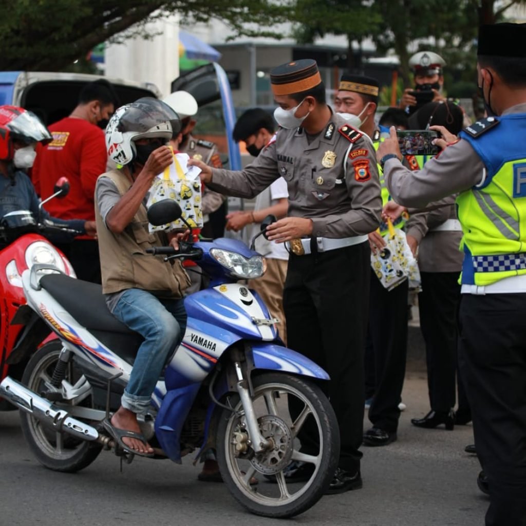 Sambil Sosialisasi Berkendara, Kanit Regiden Polres Palopo Bagikan Takjil ke Pengendara