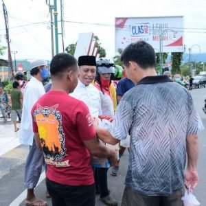 Bareng Komunitas Motor, RMB Bagi Takjil ke Warga