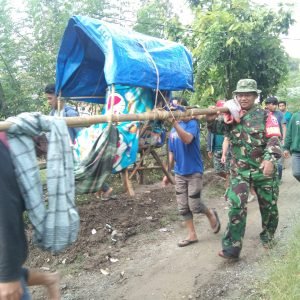 Selamatkan Nyawa, Seorang Babinsa dan Warga Di Luwu Utara Harus Tandu Ibu Hamil Sejauh 18 Km