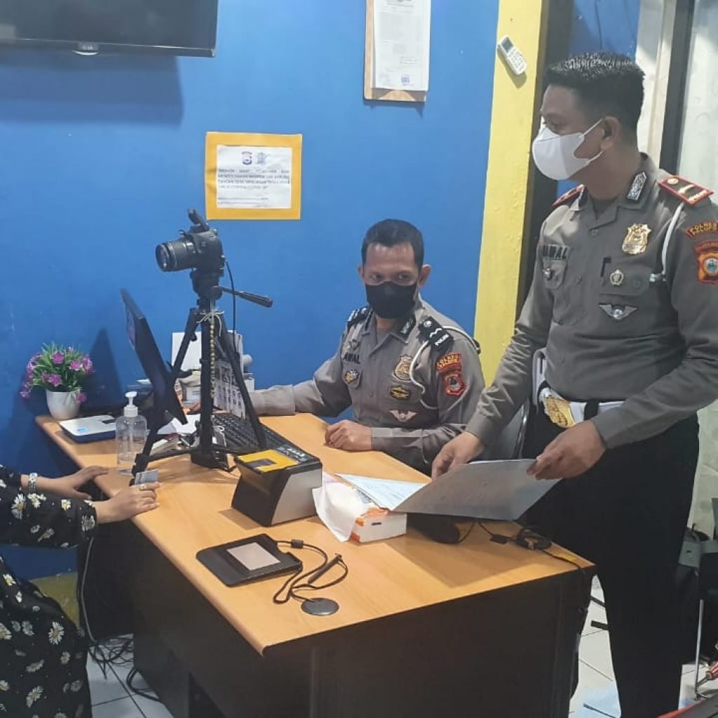 Tingkatkan Pelayanan Ke Masyarakat, Kanit Regident Palopo Cek Langsung Personel dalam Pelayanan Pembuatan SIM