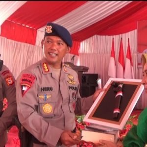 Kunker ke Mako Yon D Pelopor, Dansat Brimob Terima Cendramata khas Luwu