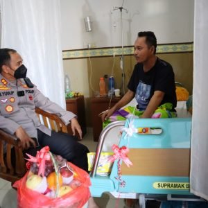 Kapolres Palopo Berikan Motivasi dan Semangat Saat Kunjungi Personel yang Sakit
