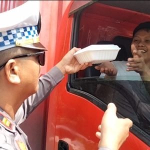 Kanit Regident Polres Palopo, Bagikan Nasi Box Sopir Kepada Sopir Terjebak Macet di Rampoang