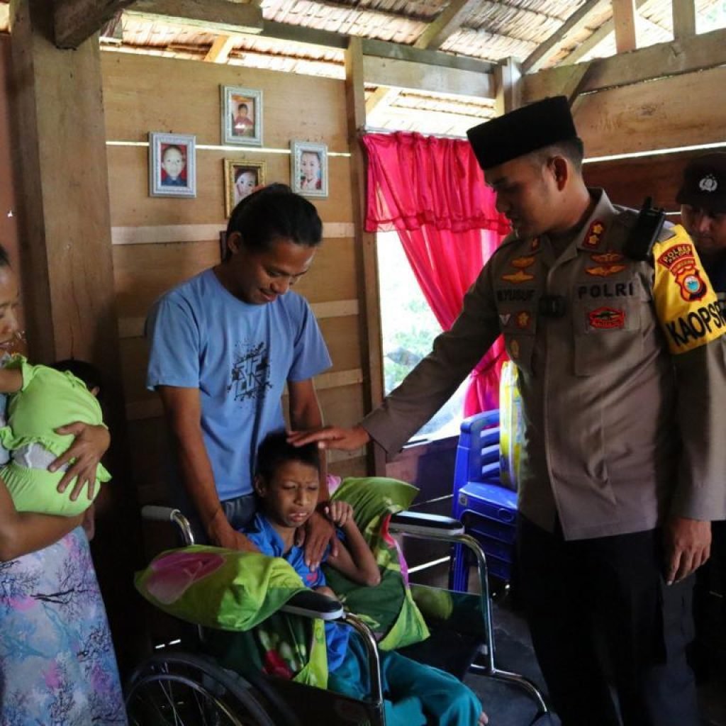Kapolres Palopo Bantu Anak Pendirian Lumpuh