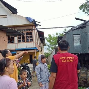 PPNI Barru Kunjungi Rumah Warga Korban Angin Puting Beliung Desa Pancana