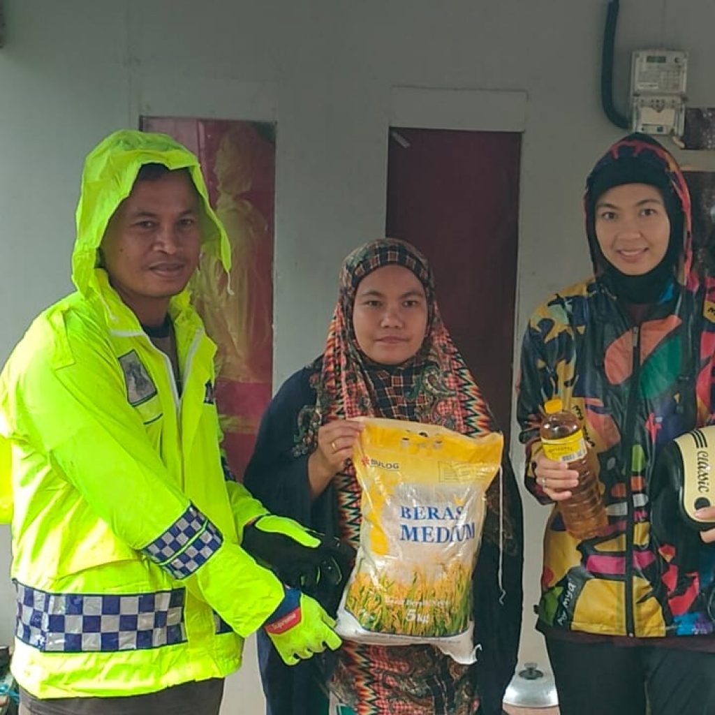 Kapolres dan Bhayangkari Palopo, Serahkan Bansos Ke Warga Penderita Stunting dan Kemiskinan Ekstreme