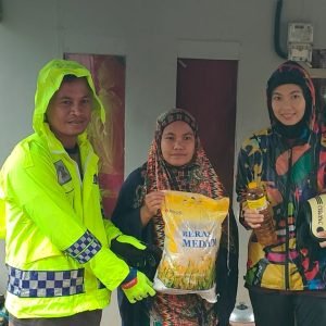 Kapolres dan Bhayangkari Palopo, Serahkan Bansos Ke Warga Penderita Stunting dan Kemiskinan Ekstreme