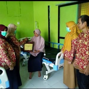 HUT PPNI Ke 49, DPK PPNI Puskesmas Bulupoddo Bagi Bingkisan Ke Pasien Rawat Inap