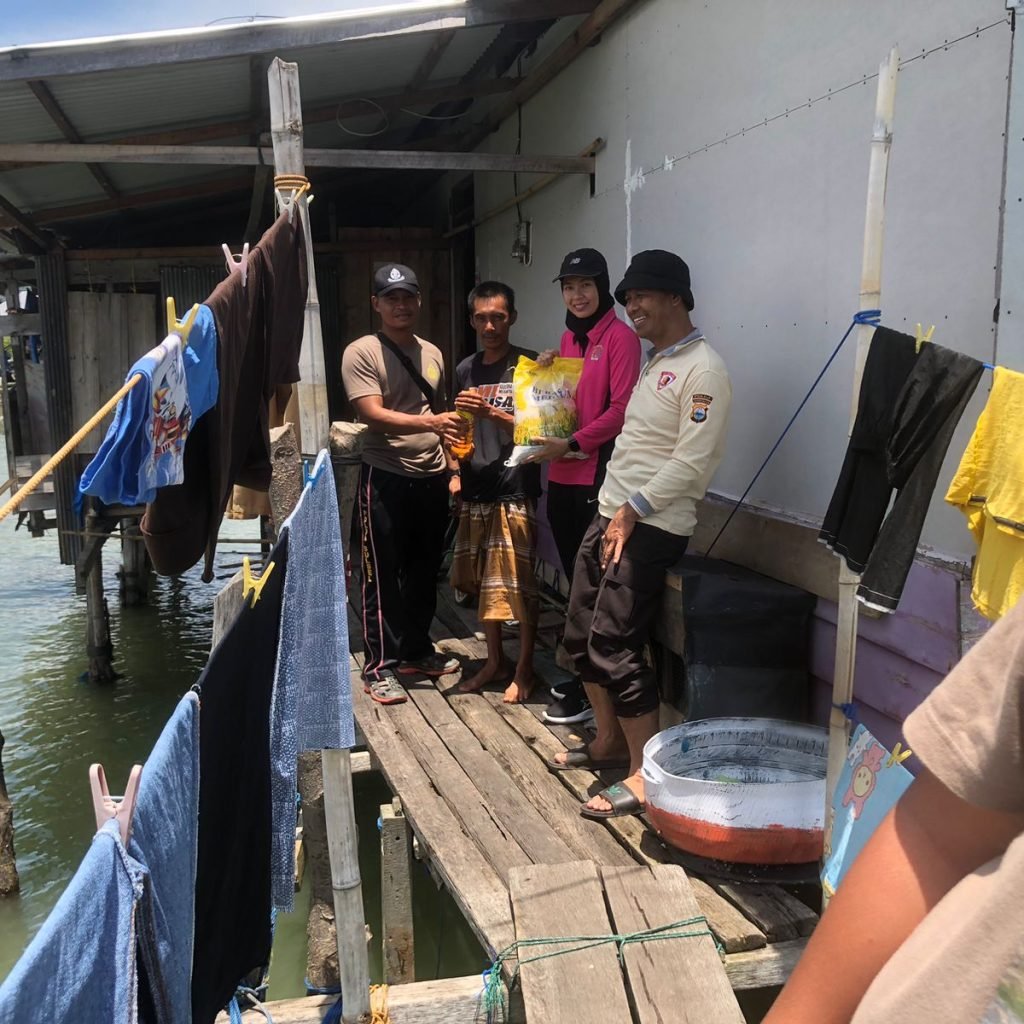 Kapolres Palopo Salurkan Bansos ke Masyarakat Pesisir
