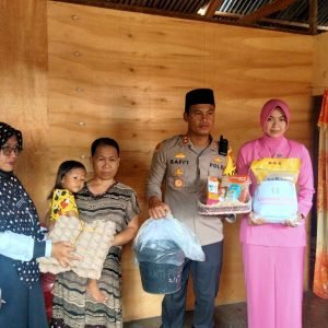 Tekan Angka Stunting, Kapolres Palopo dan Bhayangkari Bagi Sembako dan Vitamin