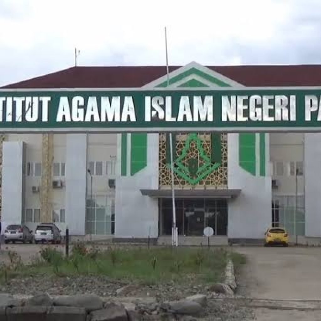 Peduli Sesama, Seorang Polisi di Palopo Bantu Biaya Kuliah 3 Mahasiswa Iain