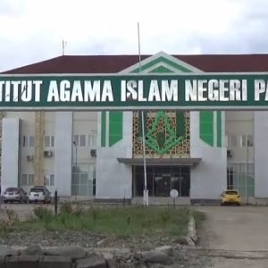 Peduli Sesama, Seorang Polisi di Palopo Bantu Biaya Kuliah 3 Mahasiswa Iain