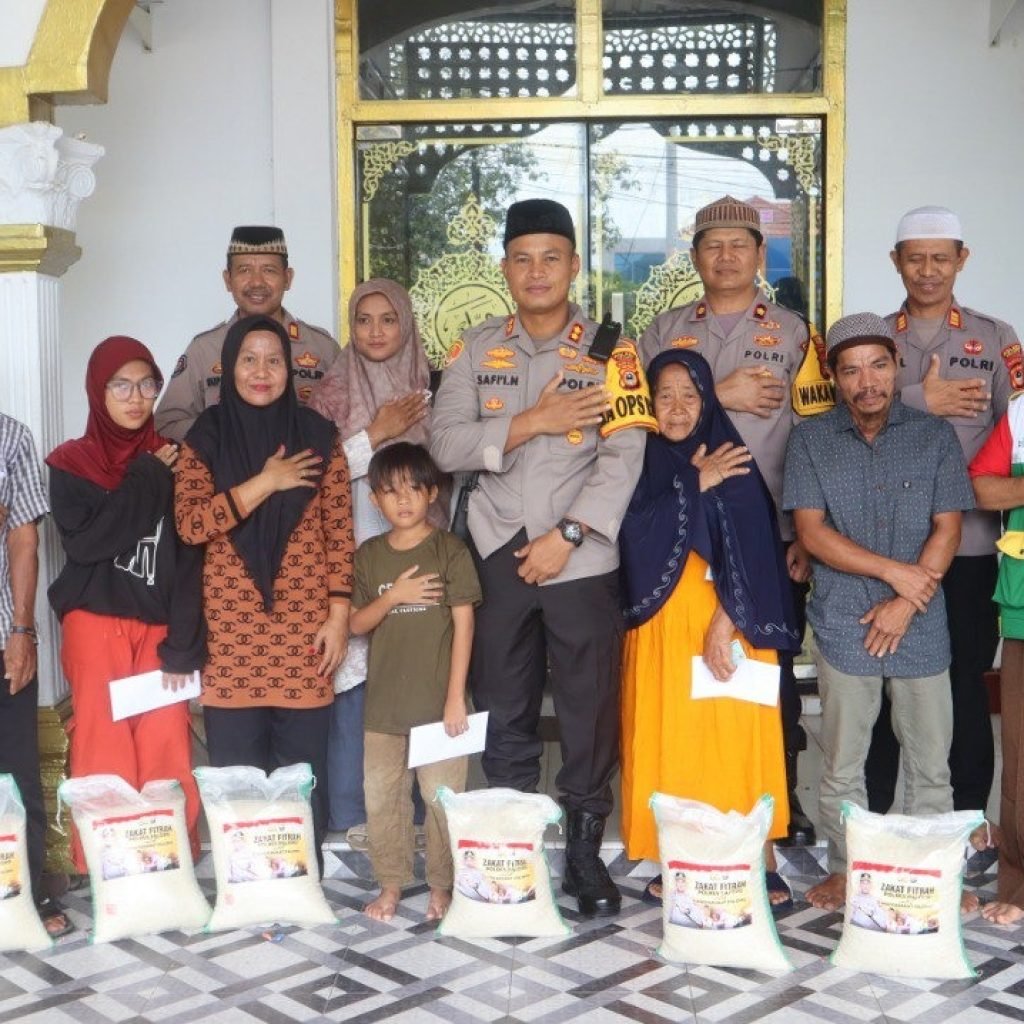 Kapolres Palopo Salurkan Zakat Fitrah dan Infaq Ke Masyarakat