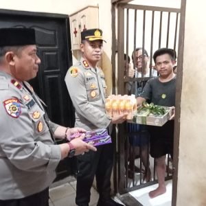 Cek Kondisi Sel dan Tahanan, Kapolres Palopo Hibur Penghuni Rutan Melalui Bingkisan Lebaran