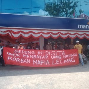 Diduga Adanya Mafia Lelang, Demonstran Sita Kantor Bank Mandiri Palopo