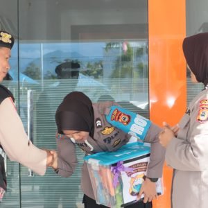 Polres Palopo Salurkan Suplemen Kesehatan Ke Personel Pos Pengamanan KPU