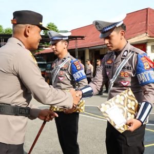 Kapolres Palopo Berikan Penghargaan Kepada Personel Berprestasi