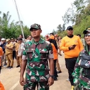 Bantu Proses Evakuasi Korban, Dandim Palopo Terjun Langsung Ke Lokasi Longsor di Bastem