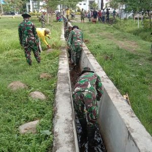Upaya Proaktif Cegah Banjir dan Wabah Penyakit, Koramil 1403-12/Bone-Bone Lakukan Pembersihan Saluran Irigasi