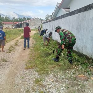 Jaga Fasilitas Umum, Koramil Wotu Gelar Karya Bhakti Di Sekitar SMPN 2 Wotu