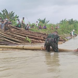 Babinsa dan Masyarakat Gotong Royong Perbaiki Tanggul Jebol di Desa Beringin Jaya