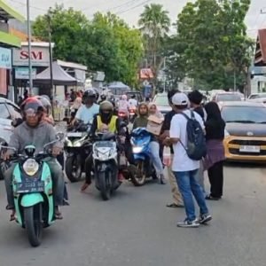 Jurnalis Palopo Bagikan Ribuan Takjil ke Pengendara