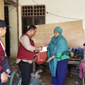 DPW PPNI, Bapena & Hipgabi Sulsel Salurkan Bantuan Untuk Perawat Di Beberapa Kabupaten Terdampak Bencana Sulsel