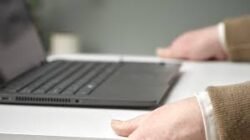 Manfaat Menggunakan Penyangga Laptop Agar Posisi Mata Sejajar Dengan Layar Saat Bekerja